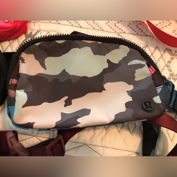 Lululemon Everywhere Belt Bags 1L size- NEW $22 each! - Picture 3 of 5